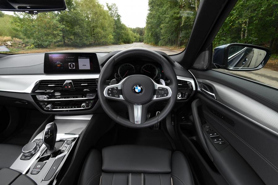Торпедо BMW 520i Sedan M Sport (G30) 2017 года  (UK) (фото 14 из 14)